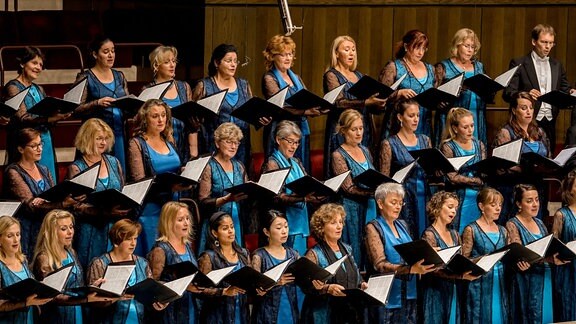 Die Sängerinnen und Sänger des MDR-Rundfunkchors singen in festlicher Kleidung im Gewandhaus