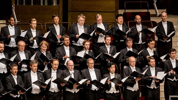 Die Sängerinnen und Sänger des MDR-Rundfunkchors singen in festlicher Kleidung im Gewandhaus