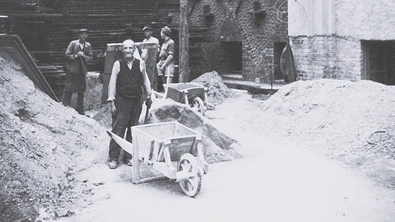 Wiederaufbau Sendesaal 1947 durch Chormitglieder