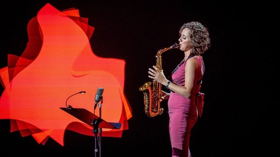 Saxofonistin Asya Fateyeva spielt beim "Radiomusik"-Benefizkonzert des Bundespräsidenten in Leipzig