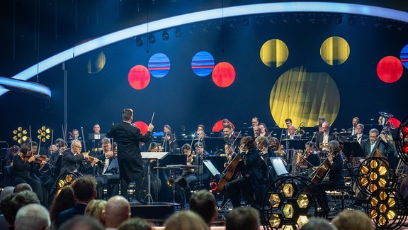 Das MDR-Sinfonieorchester spielt auf der Studiobühne beim Benefizkonzert des Bundespräsidenten in Leipzig