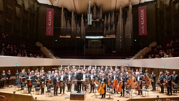 Foto des MDR-Sinfonieorchesters und des MDR-Rundfunkchors mit Dennis Russell Davies