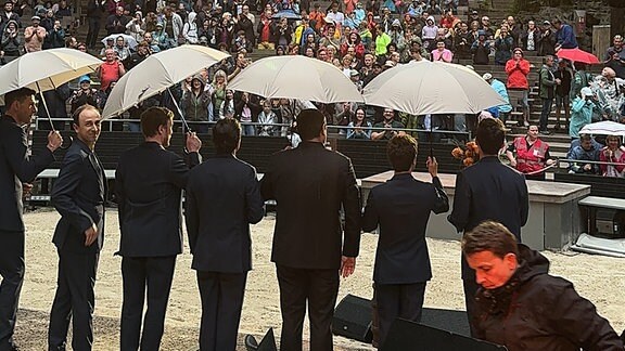 The King's Singers mit Regenschirmen auf der Felsenbühne Rathen
