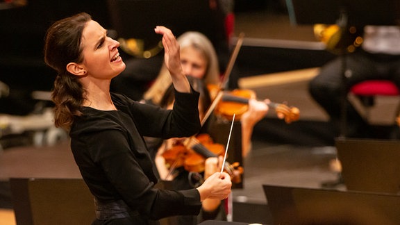Dirigentin Oksana Lyniv mit energischer Geste beim Abschlusskonzert des MDR-Musiksommers in Suhl
