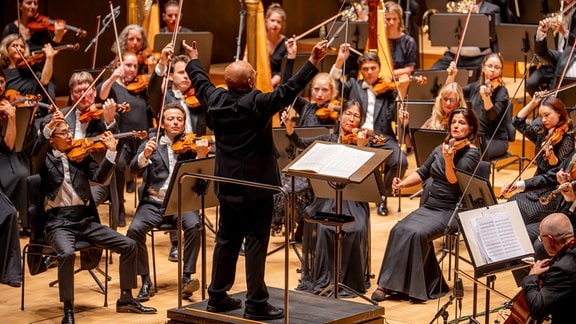 Das MDR-Sinfonieorchester spielt im Leipziger Gewandhaus das Eröffnungskonzert der MDR-Konzertsaison 2024/25