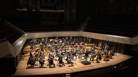 Das MDR-Sinfonieorchester in Alltagskleidung auf der Bühne im leeren Gewandhaus