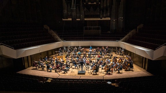 Das MDR-Sinfonieorchester in Alltagskleidung auf der Bühne im leeren Gewandhaus
