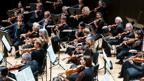 Blick auf die Violinen und Bratschen des MDR-Sinfonieorchesters auf der Gewandhausbühne