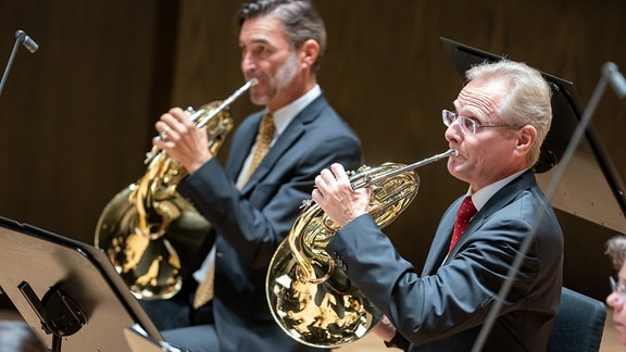 Zwei Hornisten des MDR-Sinfonieorchesters auf der Gewandhausbühne