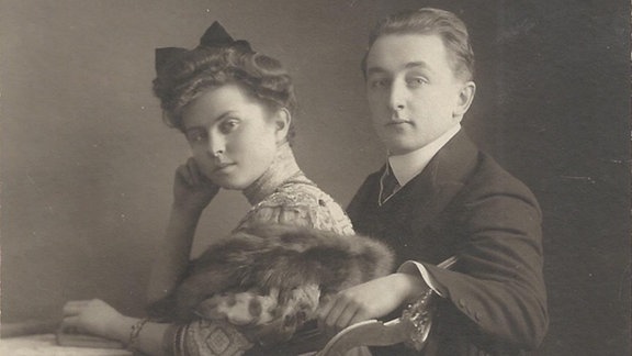 Komponist Thomas de Hartmann im Jahr 1906 auf dem schwarz-weißen Hochzeitsbild mit seiner Frau Olga