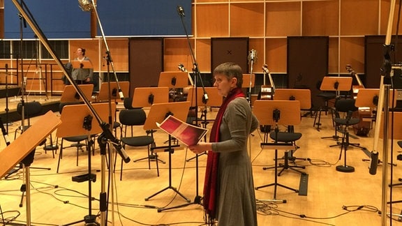 Mitglieder des MDR-Rundfunkchors mit der Komponistin Sylke Zimpel bei einer Aufnahme im MDR-Studio.