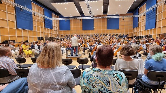 Teilnehmende der Programmmachen-Aktion 2022 bei MDR KLASSIK zu Besuch beim MDR-Sinfonieorchester.
