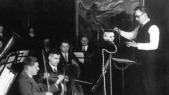 Dirigent Reinhold Merten dirigiert bei einer Rundfunkaufnahme 1926