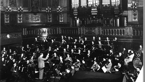 Carl Schuricht dirigiert das Leipziger Sinfonieorchester im prächtigen Saal des alten Gewandhauses