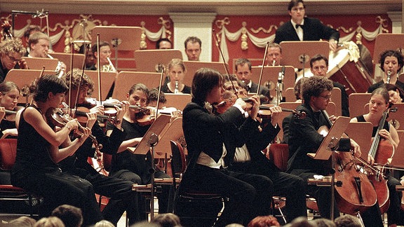 Publikum genießt das Schweizer Jugend Sinfonie-Orchester anlässlich der Young Euro Classic im Konzerthaus in Berlin.