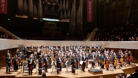 Das MDR-Sinfonieorchester steht auf der Bühne des Leipziger Gewandhauses. Das Publikum applaudiert nach dem "Zauber der Musik"-Konzert "Fanfare". Am Pult steht Dirigent Michael Francis. 