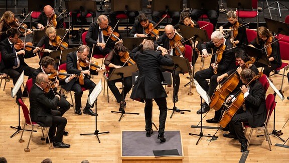 Dirigent Alexander Liebreich mit dem MDR-Sinfonieorchester in Suhl beim Eröffnungskonzert der Saison 2023/24.