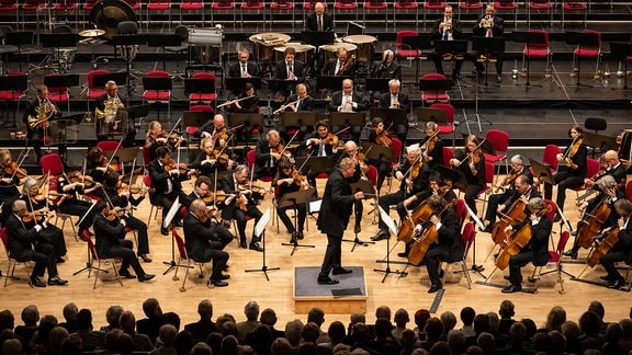 MDR-Sinfonieorchester unter Leitung von Alexander Liebreich in Suhl beim Eröffnungskonzert der Saison 2023/24.