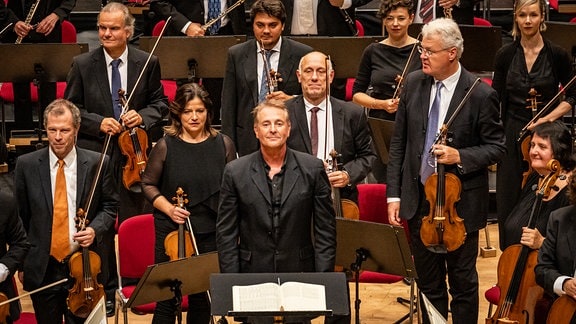 Dirigent Alexander Liebreich mit dem MDR-Sinfonieorchester in Suhl beim Eröffnungskonzert der Saison 2023/24.