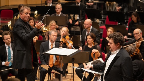 Dirigent Alexander Liebreich mit Bariton Benjamin Russell und dem MDR-Sinfonieorchester in Suhl beim Eröffnungskonzert der Saison 2023/24.