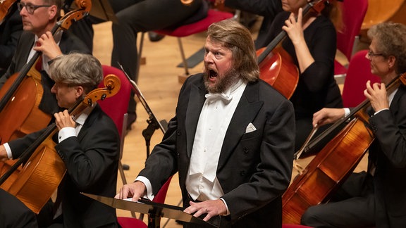 Bass Andreas Hörl mit dem MDR-Sinfonieorchester in Suhl beim Eröffnungskonzert der Saison 2023/24.
