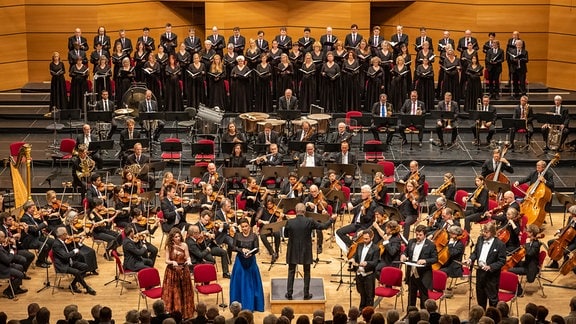 MDR-Sinfonieorchester und MDR-Rundfunkchor unter Leitung von Alexander Liebreich in Suhl beim Eröffnungskonzert der Saison 2023/24.