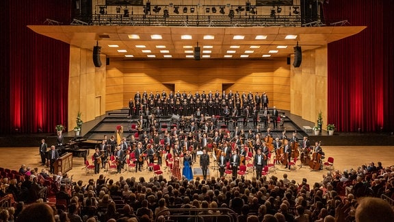 MDR-Sinfonieorchester und MDR-Rundfunkchor unter Leitung von Alexander Liebreich in Suhl beim Eröffnungskonzert der Saison 2023/24.
