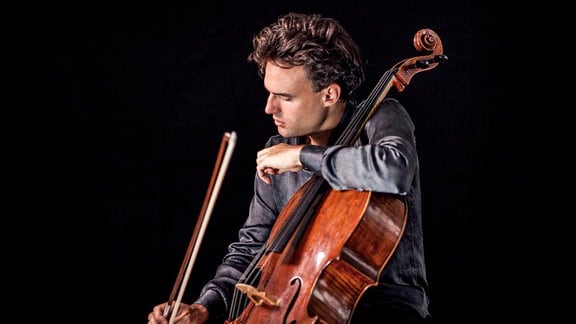 Der Cellist Leonard Elschenbroich mit seinem Instrument