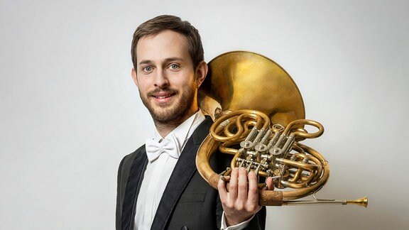 Der Hornist Pascal Deuber mit seinem Instrument