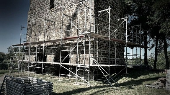 Ein Baugerüst an einer alten Kirche