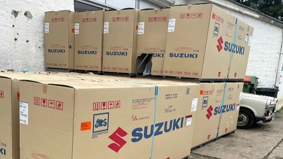 verpackte Motorräder mit Suzukilogo auf dem Karton