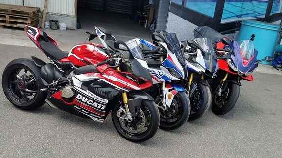 Vier Motorräder stehen nebeneinander.