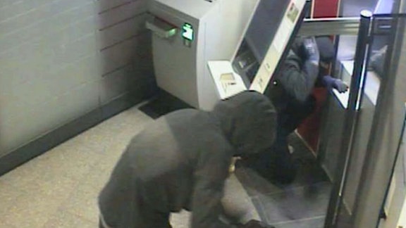 Kriminelle Elemente machen sich an einem Geldautomat zu schaffen.