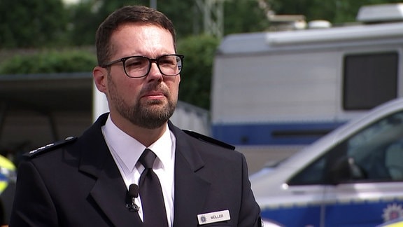 Polizist während Interview.