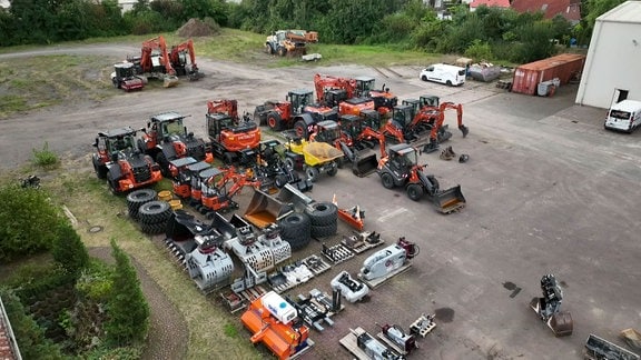 Blick auf einen Fuhrpark mit Baumaschinen.