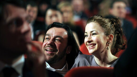 Loretta Stern und ihr Partner Matti Klemm sitzen im Kino auf der Berlinale.