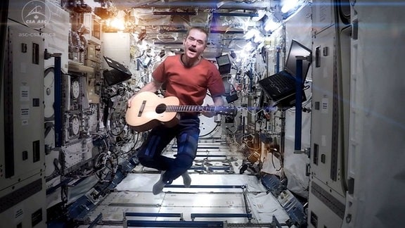 Chris Hadfield singt auf ISS David Bowie Song Space Oddity