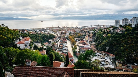 Blick von einem Hügel über Rijeka auf das Meer