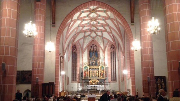 Blick in die Johanniskirche und auf den Cranach-Altar.