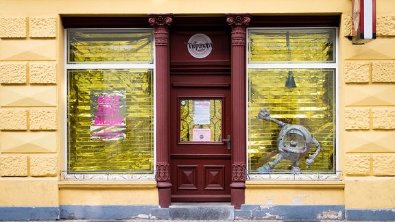 Die Schaufenster der Kleinkunstbühne Retronom in Erfurt ist mit goldener Folie ausgehangen.