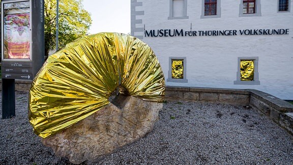 Die Aktion 'GOLD statt BRAUN' vor dem Museum für Thüringer Volkskunde