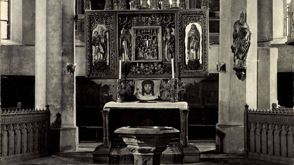 Archivaufnahme, schwarzweiß: Blick in die Mittenwalder St Moritz Kirche, im Hintergrund der Flügelaltar