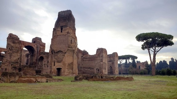 Die Caracalla-Therme sind Ruinen einer antiken Badeanlage in Rom mit einem vorgelagerten Park. 