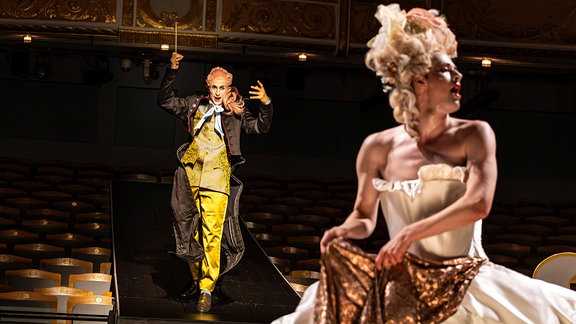 Szene aus dem Stück "Amadeus" über Mozart, zu sehen sind ein Mann und eine Frau in den typischen Rokokko-Perücken