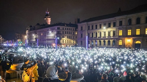 Zahlreiche Teilnehmer leuchten mit den Taschenlampen ihrer Handys während einer Demonstration vor dem Bundesverwaltungsgericht.
