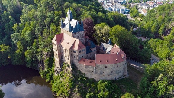 Burg Kriebstein thront malerisch auf einem Felsen über dem Fluss Zschopau