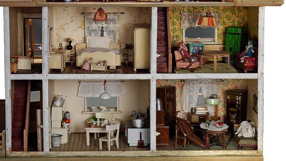 Objekt aus der Ausstellung "Home Sweet Home" in Chemnitz: ein Puppenhaus mit fünf Zimmern, in dem kleine Möbel stehen