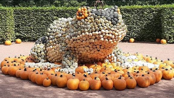 Eine Skultur des Fröschkönigs aus zahlreichen Kürbissen