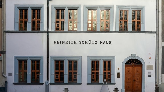 Heinrich-Schütz-Haus Weißenfels, ein altes Haus mit Erdgeschoss, erster Etage und hohem Dach mit Ziegeln. Die Fassade ist weiß, das Dach rot.