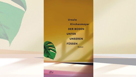 Das Cover eines Buches, das ein Zimmer mit einer Grünpflanze zeigt. Darauf der Buchtitel "Der Boden unter unseren Füßen".